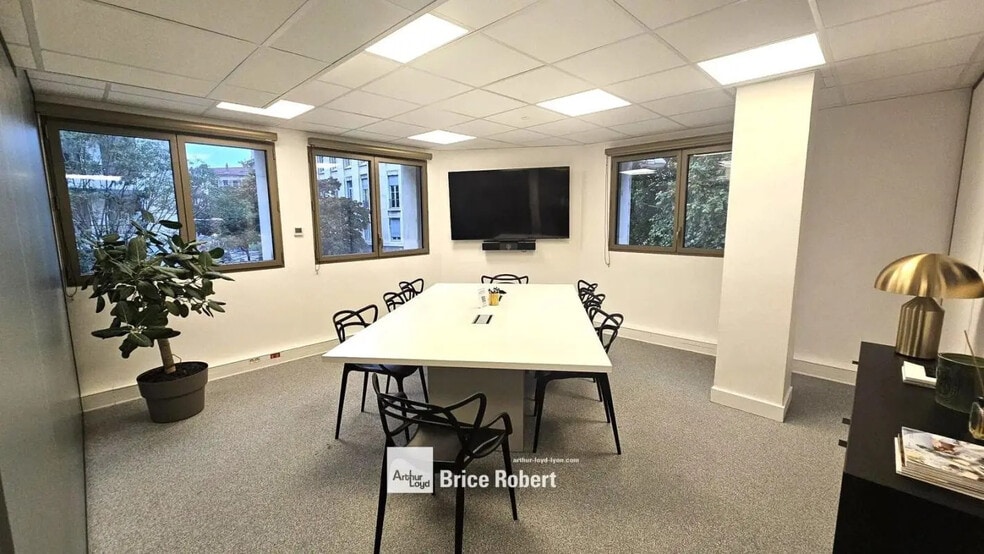 152 Rue Pierre Corneille, Lyon à louer - Photo de l’immeuble – Image 3 sur 8