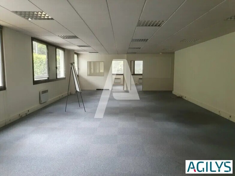Local d’activités dans Champs-sur-Marne à louer - Photo de l’immeuble – Image 2 sur 10