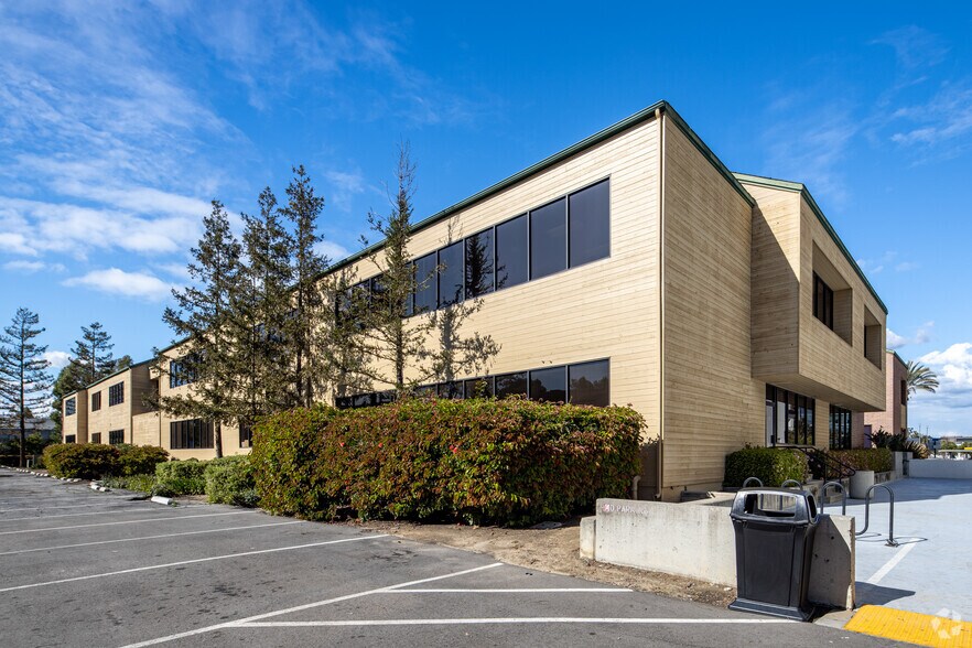 18818 Teller Ave, Irvine, CA à louer - Photo de l’immeuble – Image 3 sur 10