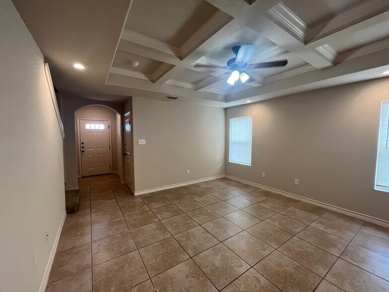 7014 Donovan Way, San Antonio, TX à vendre - Photo intérieure – Image 2 sur 34
