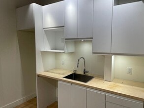 12 3rd Ave E, Vancouver, BC à louer Photo intérieure– Image 2 sur 9