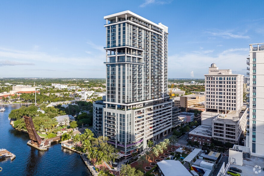 221 SW 1st Ave, Fort Lauderdale, FL à louer - Photo principale – Image 1 sur 3