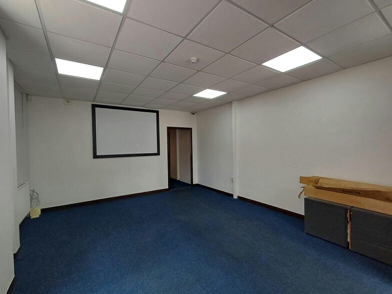 Rutherford Way, Crawley à louer - Photo de l’immeuble – Image 2 sur 5