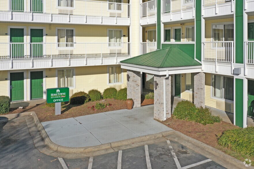 7910 N Point Blvd, Winston-Salem, NC à vendre - Photo de l’immeuble – Image 2 sur 5