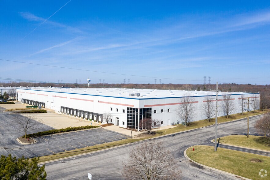 102 N Overland Dr, North Aurora, IL à louer - Photo principale – Image 1 sur 10