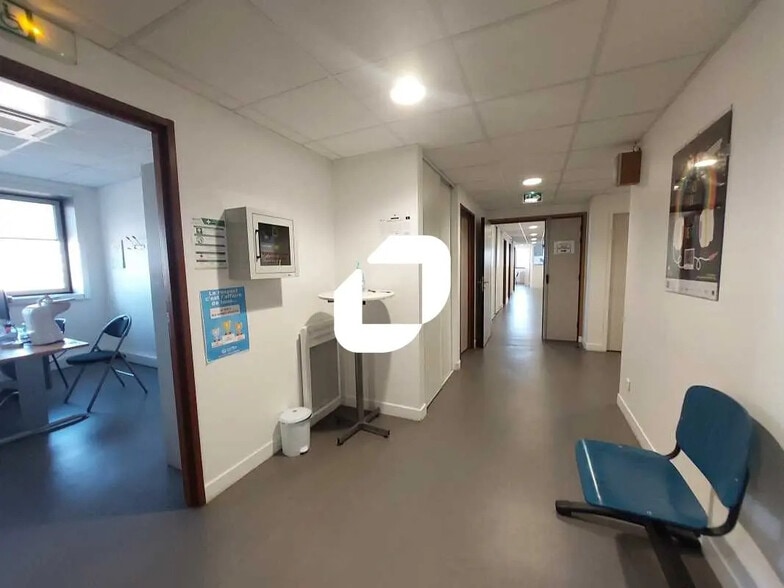 Bureau dans Montigny-le-Bretonneux à vendre - Photo de l’immeuble – Image 2 sur 10