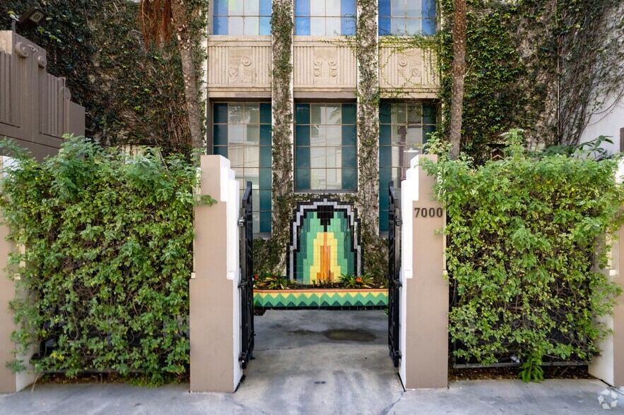7000 Romaine St, Los Angeles, CA à louer - Photo de l’immeuble – Image 2 sur 46