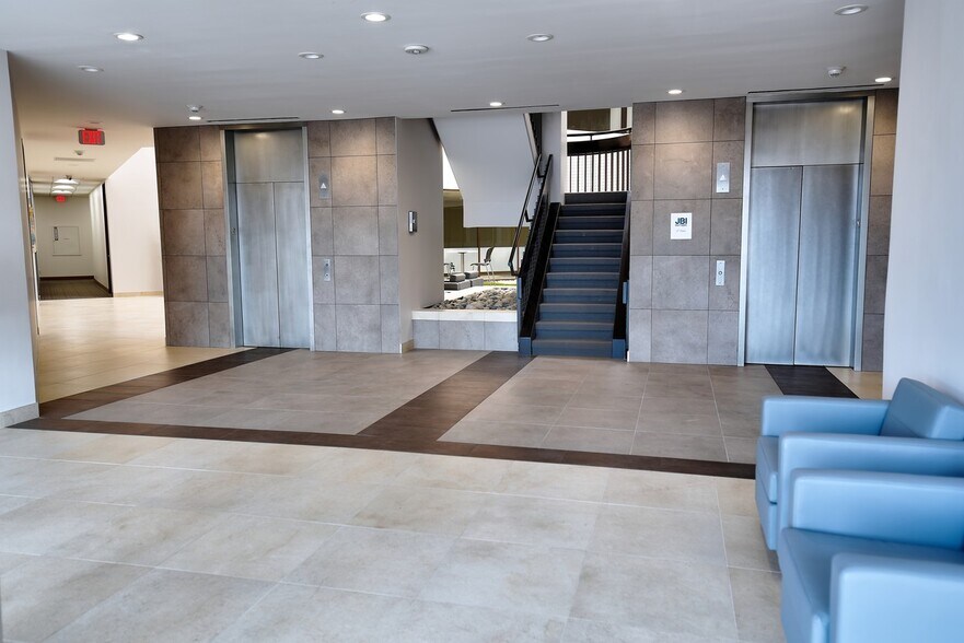 2121 Midway Rd, Carrollton, TX à louer - Photo intérieure – Image 2 sur 33