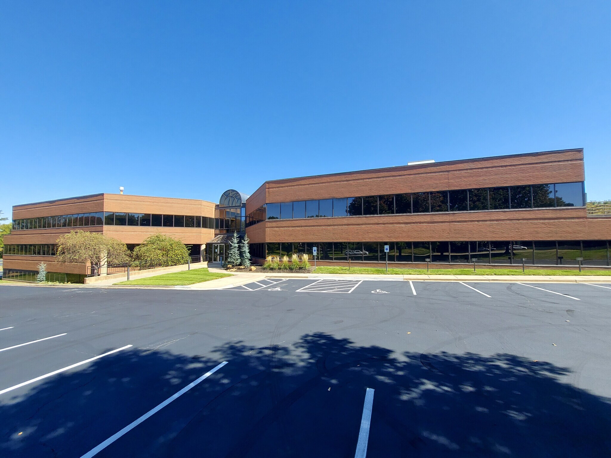 11221 Roe Ave, Leawood, KS à louer Photo de l’immeuble– Image 1 sur 8