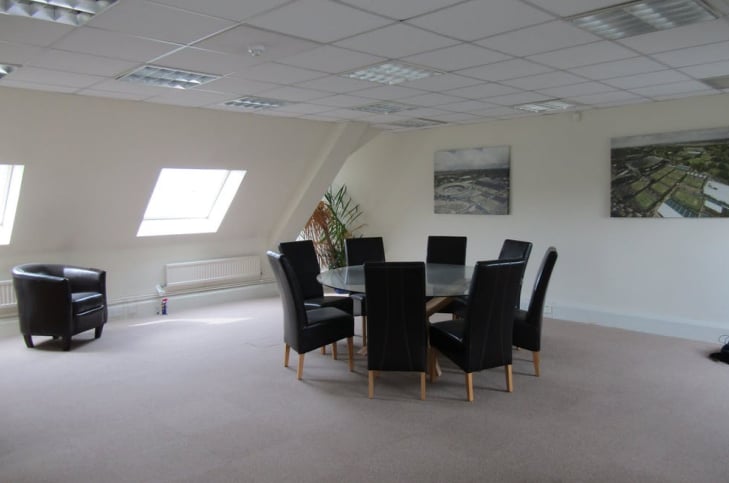 8 Milbanke Court, Milbanke Way, Bracknell, BKS RG12 1RP - Lot 8 - - Photo intérieure - Image 2 of 2