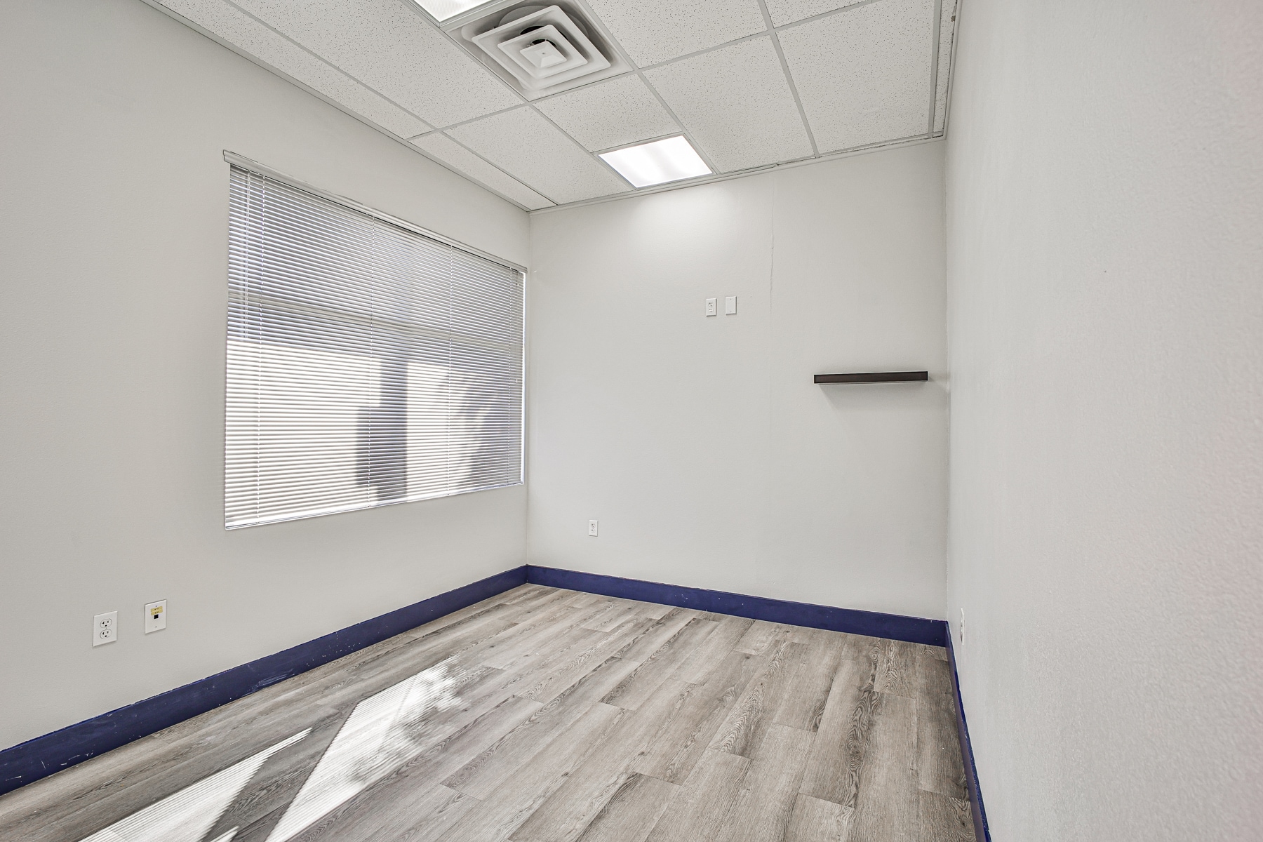 6236 W Desert Inn Rd, Las Vegas, NV à louer Photo intérieure– Image 1 sur 25