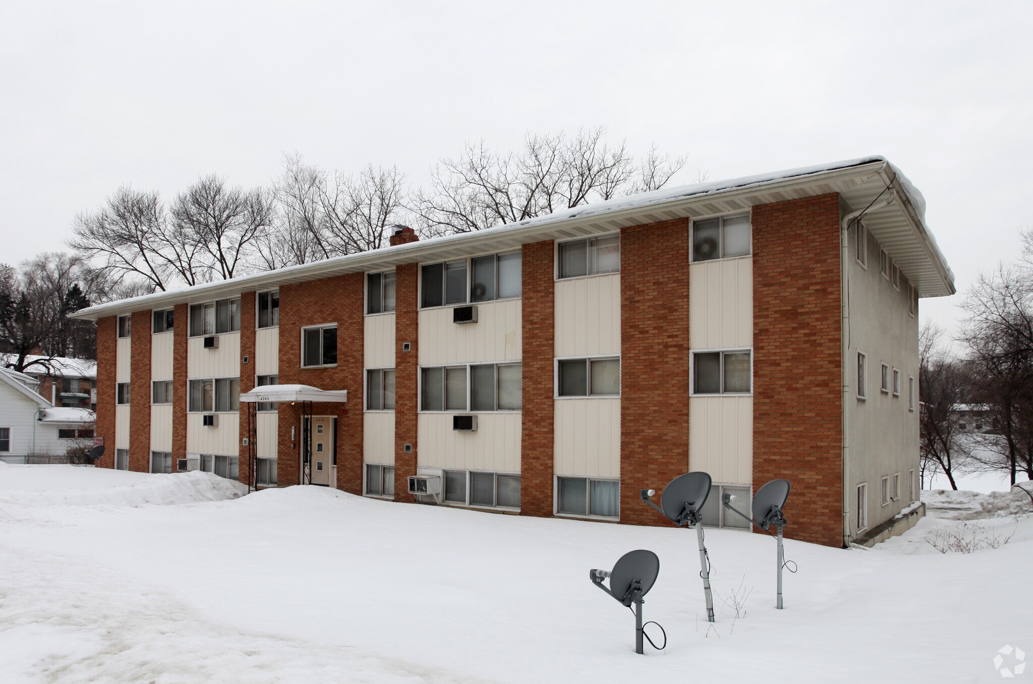 4242 3rd St NE, Columbia Heights, MN à vendre Photo principale– Image 1 sur 4