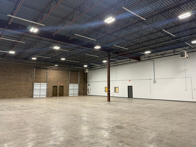 7001 Cessna Dr, Greensboro, NC à louer - Photo de l’immeuble – Image 3 sur 6