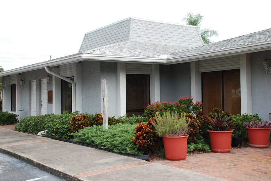 7850 Ulmerton Rd, Largo, FL à louer - Photo de l’immeuble – Image 2 sur 6