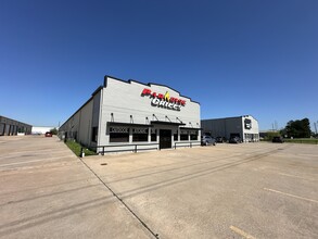 5485 W Sam Houston Pky N, Houston, TX à louer Photo de l’immeuble– Image 1 sur 2