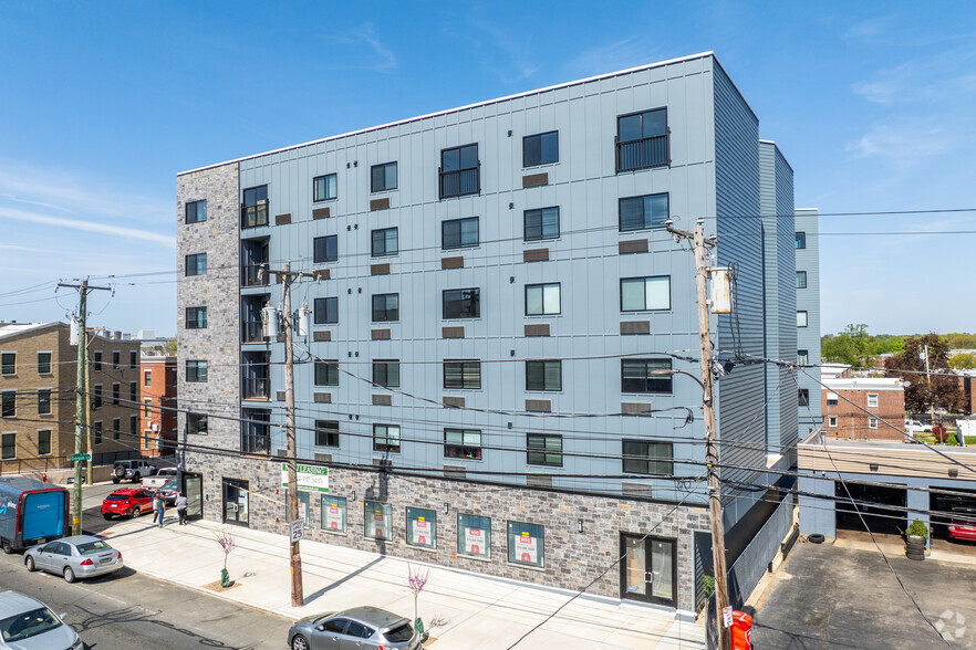 6515 Ridge Ave, Philadelphia, PA à louer - Photo de l’immeuble – Image 2 sur 5