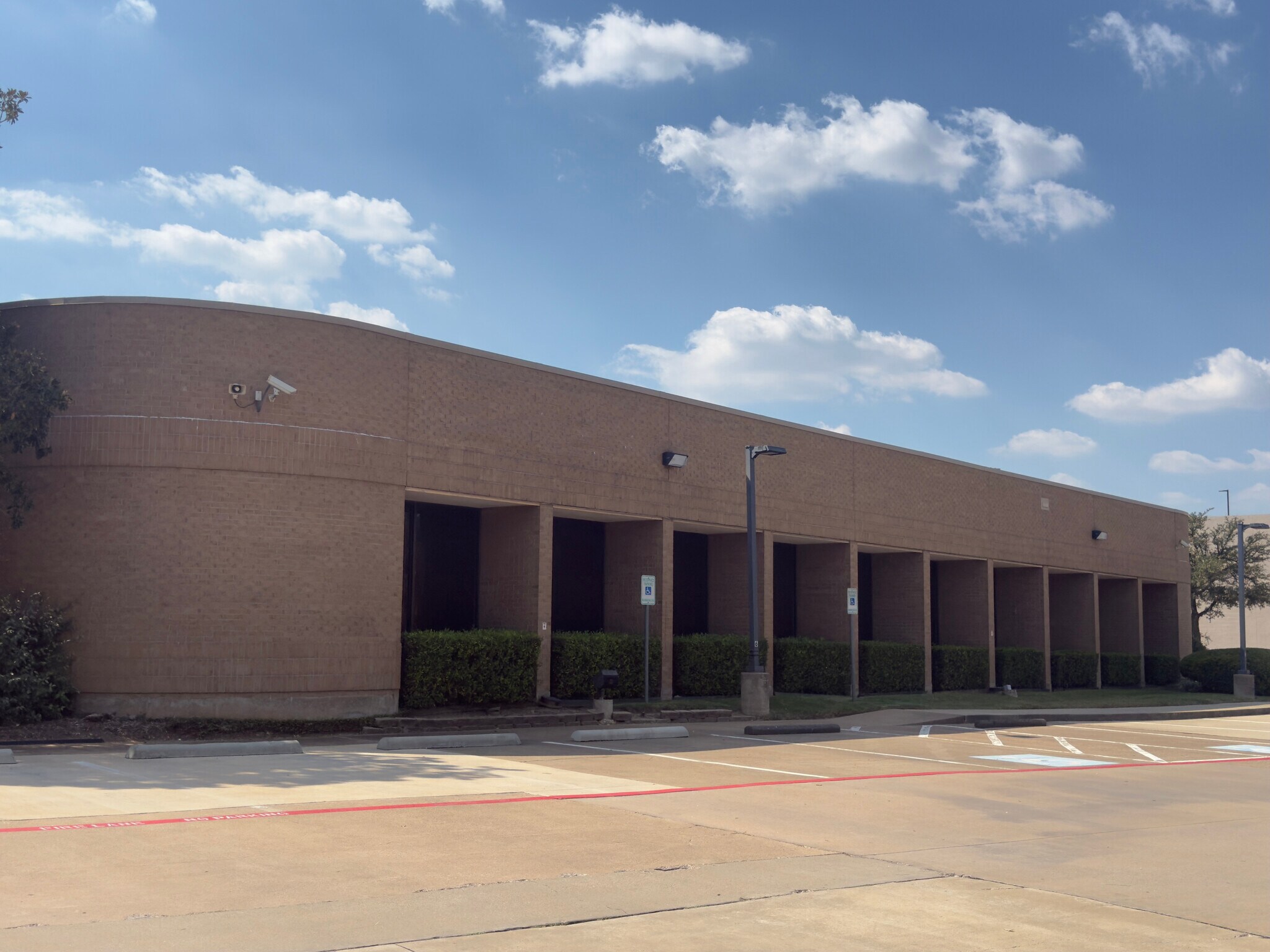 9250 Amberton Pky, Dallas, TX à vendre Photo de l’immeuble– Image 1 sur 3