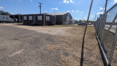 2940 S WW White Rd, San Antonio, TX à louer Photo de l’immeuble– Image 2 sur 11