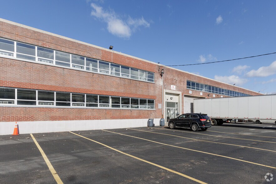 100 Industrial Rd, Carlstadt, NJ à louer - Photo de l’immeuble – Image 1 sur 7