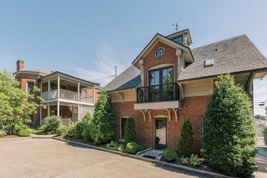 300 Madison Pl, Lexington, KY à vendre - Photo principale – Image 1 sur 31