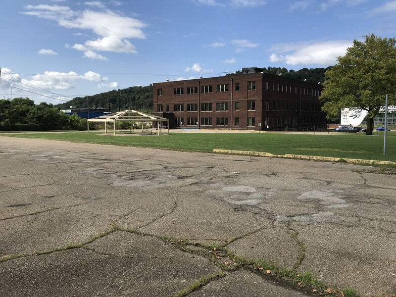 100 Pennsylvania Ave, Weirton, WV à vendre - Photo de l’immeuble – Image 2 sur 4
