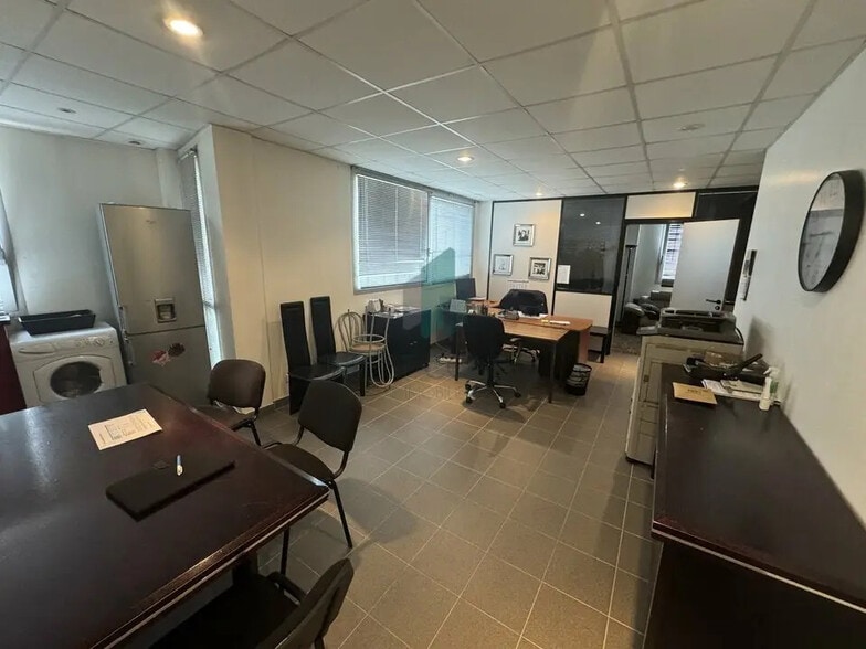 Local d'activités dans Méry-sur-Oise à vendre - Photo de l’immeuble – Image 1 sur 8