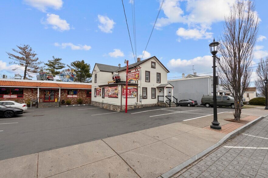 61 Cedar St, Norwalk, CT à vendre - Photo de l’immeuble – Image 3 sur 30