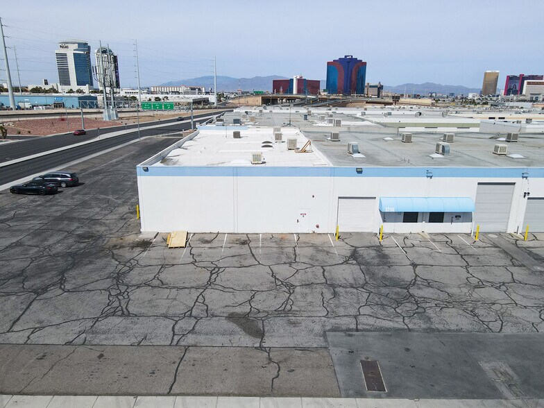 3730-3750 Tompkins Ave, Las Vegas, NV à louer - Photo de l’immeuble – Image 3 sur 10