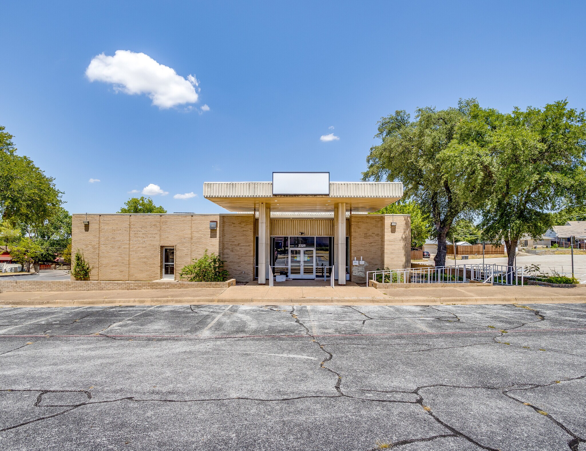 2225 Vatican Ln, Dallas, TX à louer Photo de l’immeuble– Image 1 sur 10