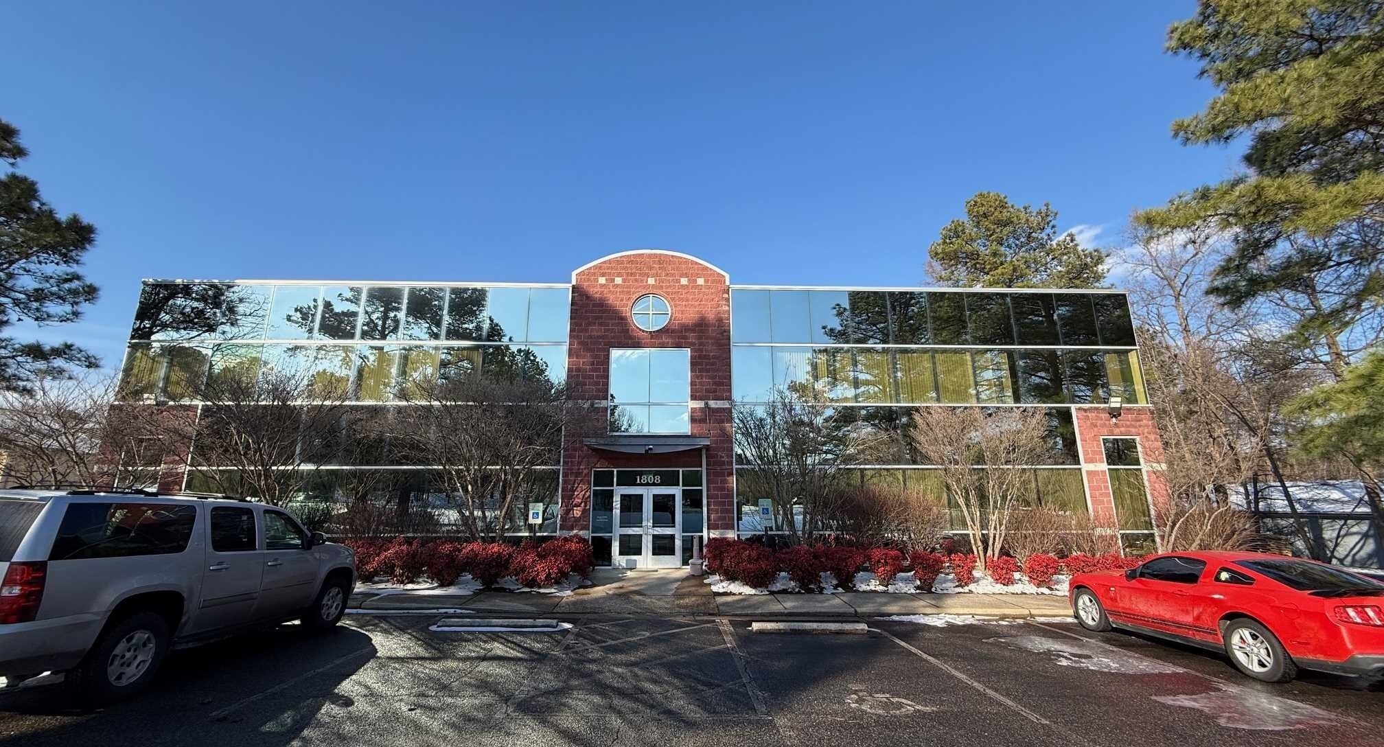 1808 Coyote Dr, Chester, VA à louer Photo de l’immeuble– Image 1 sur 11