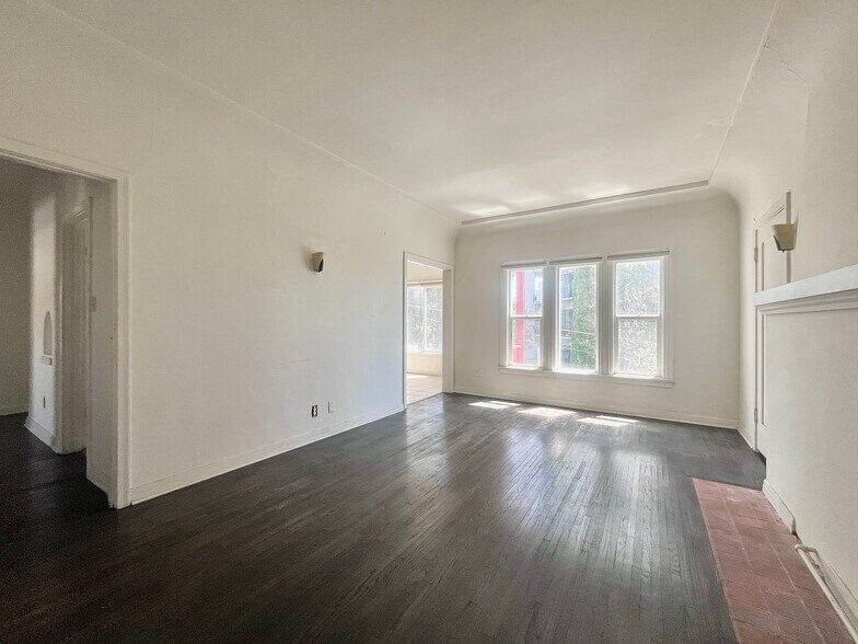 837 White Knoll Dr, Los Angeles, CA à vendre - Photo intérieure – Image 2 sur 18