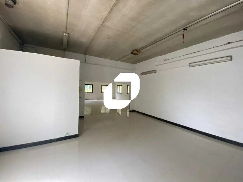 Local d’activités dans Marines à louer - Photo de l’immeuble – Image 2 sur 7