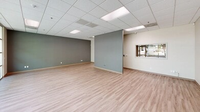 5850 E Shields Ave, Fresno, CA à louer Photo intérieure– Image 2 sur 5