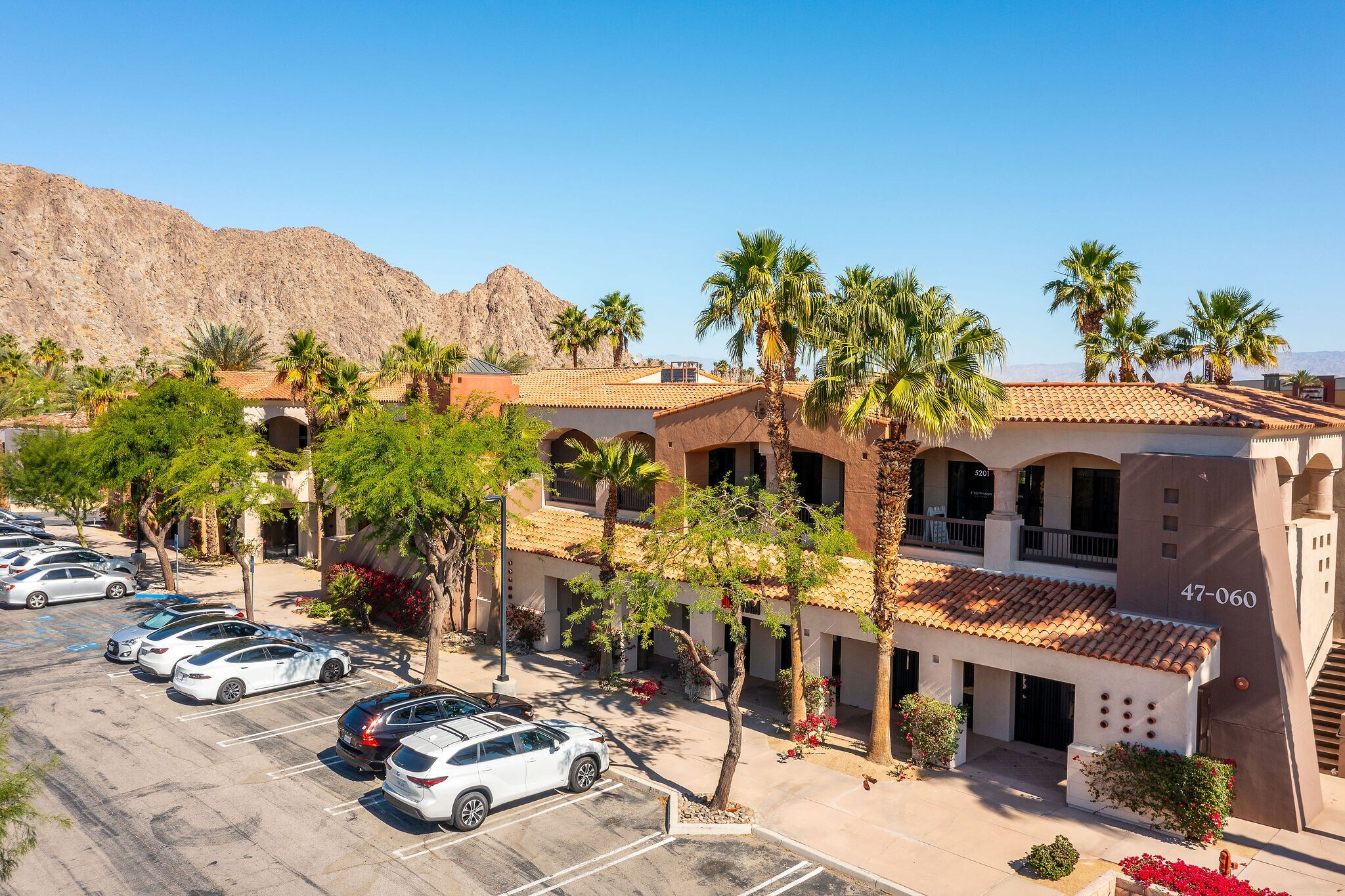 47050 Washington St, La Quinta, CA à louer Photo de l’immeuble– Image 1 sur 17