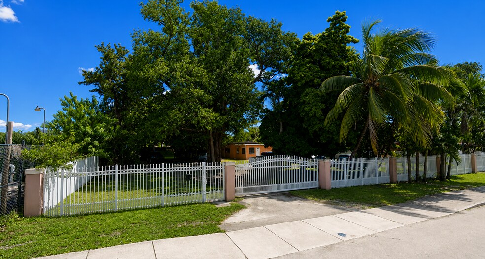 13265 Alexandria Dr, Opa-locka, FL à vendre - Photo de l’immeuble – Image 3 sur 7