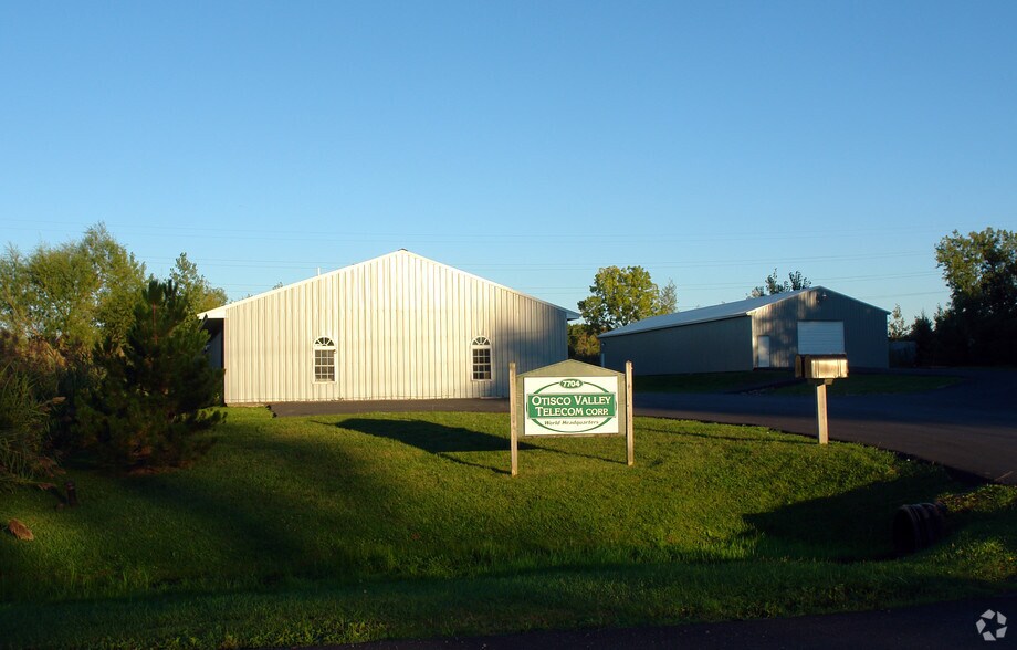 7704 Maltlage Dr, Bayberry, NY à vendre - Photo de l’immeuble – Image 3 sur 3