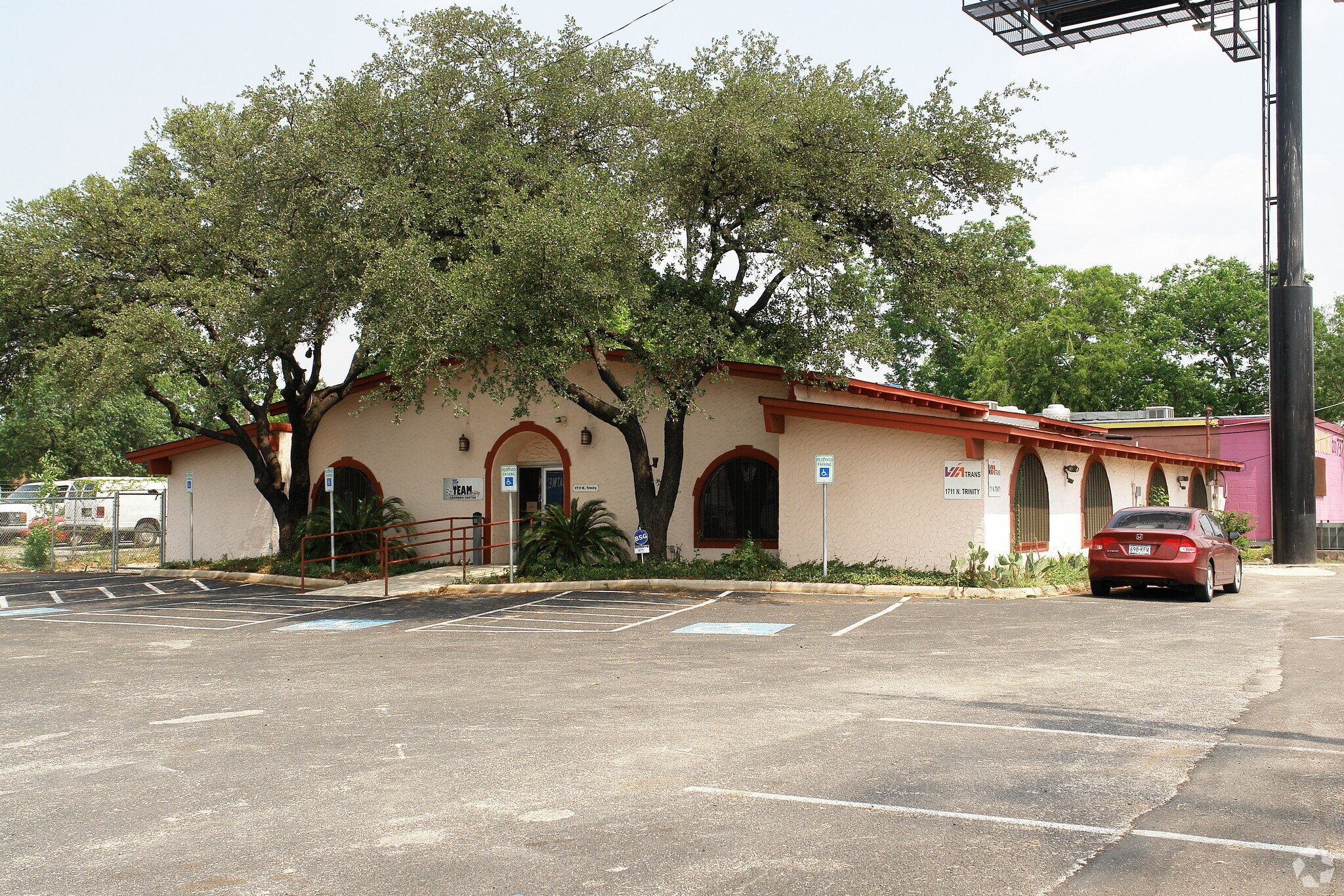 1711 N Trinity St, San Antonio, TX à louer Photo principale– Image 1 sur 6