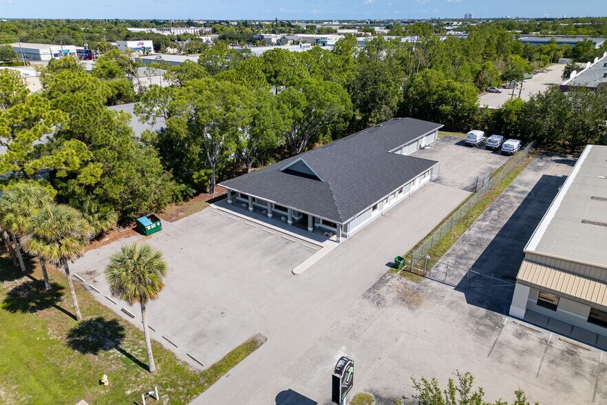 6241 Arc Way, Fort Myers, FL à vendre - Photo de l’immeuble – Image 2 sur 42