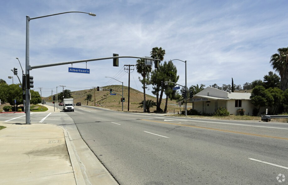 30830 Riverside Dr, Lake Elsinore, CA à vendre - Photo de l’immeuble – Image 2 sur 30