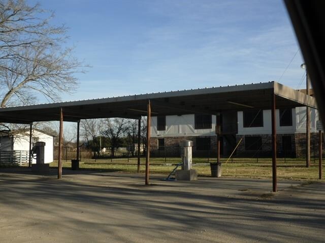 1010 NE 4th St, Hubbard, TX à louer - Photo de l’immeuble – Image 2 sur 7