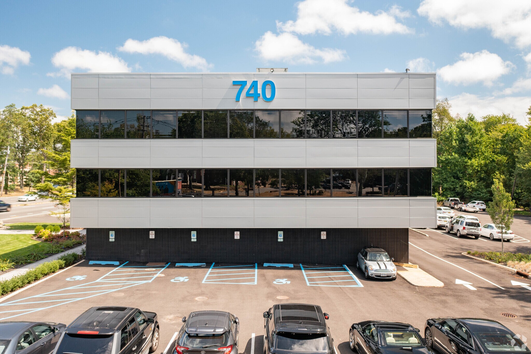 740 Veterans Memorial Hwy, Hauppauge, NY à louer Photo principale– Image 1 sur 8