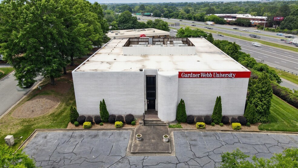 8030 Arrowridge Blvd, Charlotte, NC à vendre - Photo de l’immeuble – Image 1 sur 51