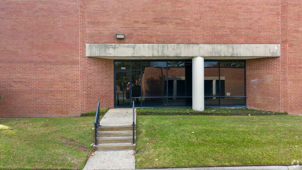 15631 Blue Ash Dr, Houston, TX à louer - Photo de l’immeuble – Image 3 sur 6