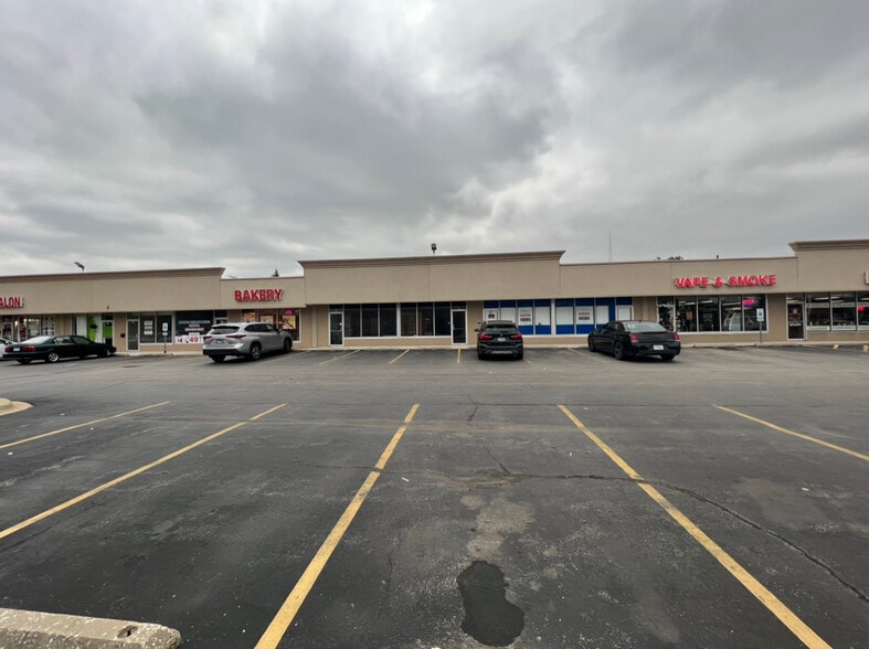 35-101 E Fullerton Ave, Addison, IL à louer - Photo de l’immeuble – Image 2 sur 20