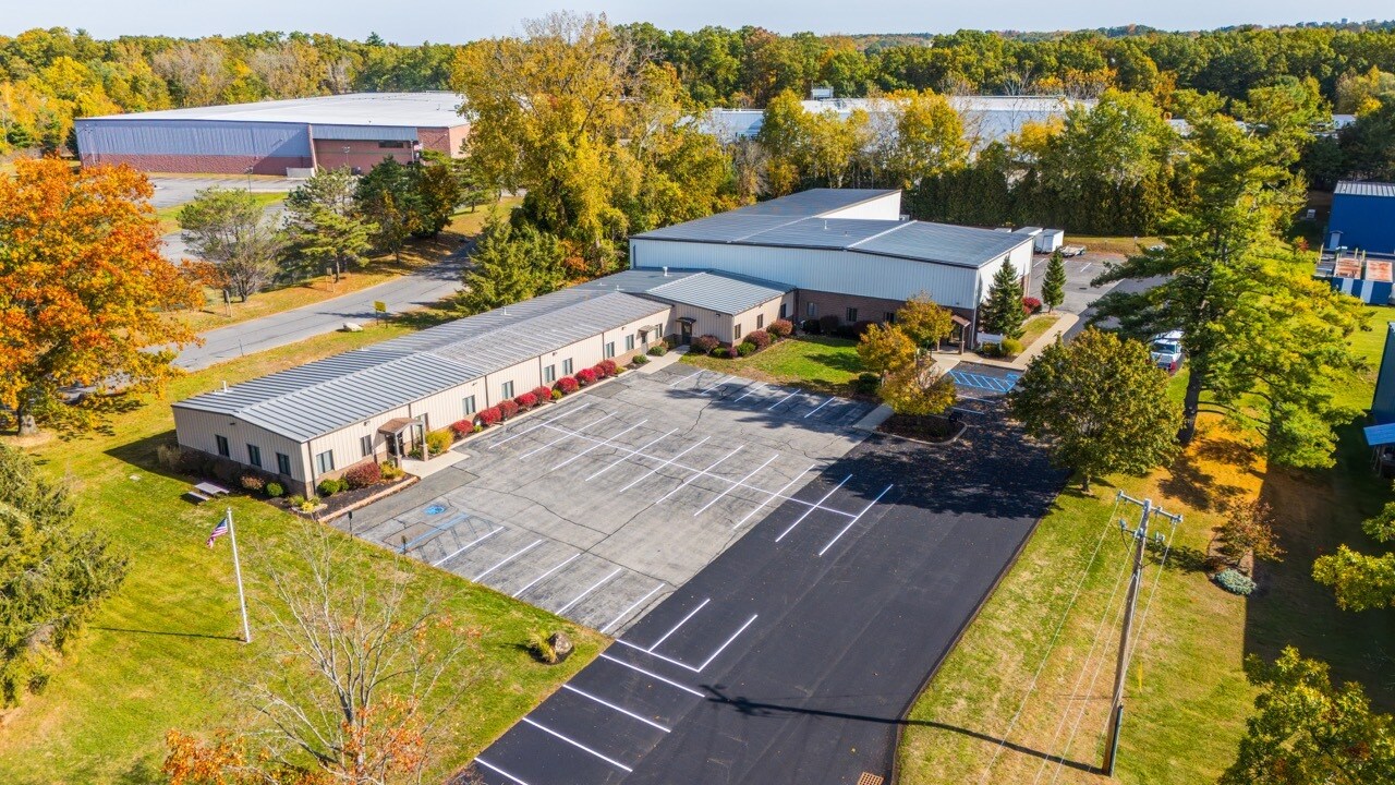 747 Pierce Rd, Clifton Park, NY à louer Photo de l’immeuble– Image 1 sur 2