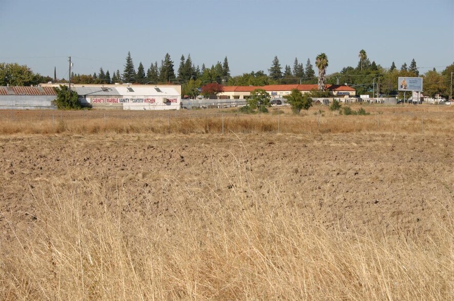 7235 Watt Ave, North Highlands, CA à vendre - Photo de l’immeuble – Image 3 sur 20