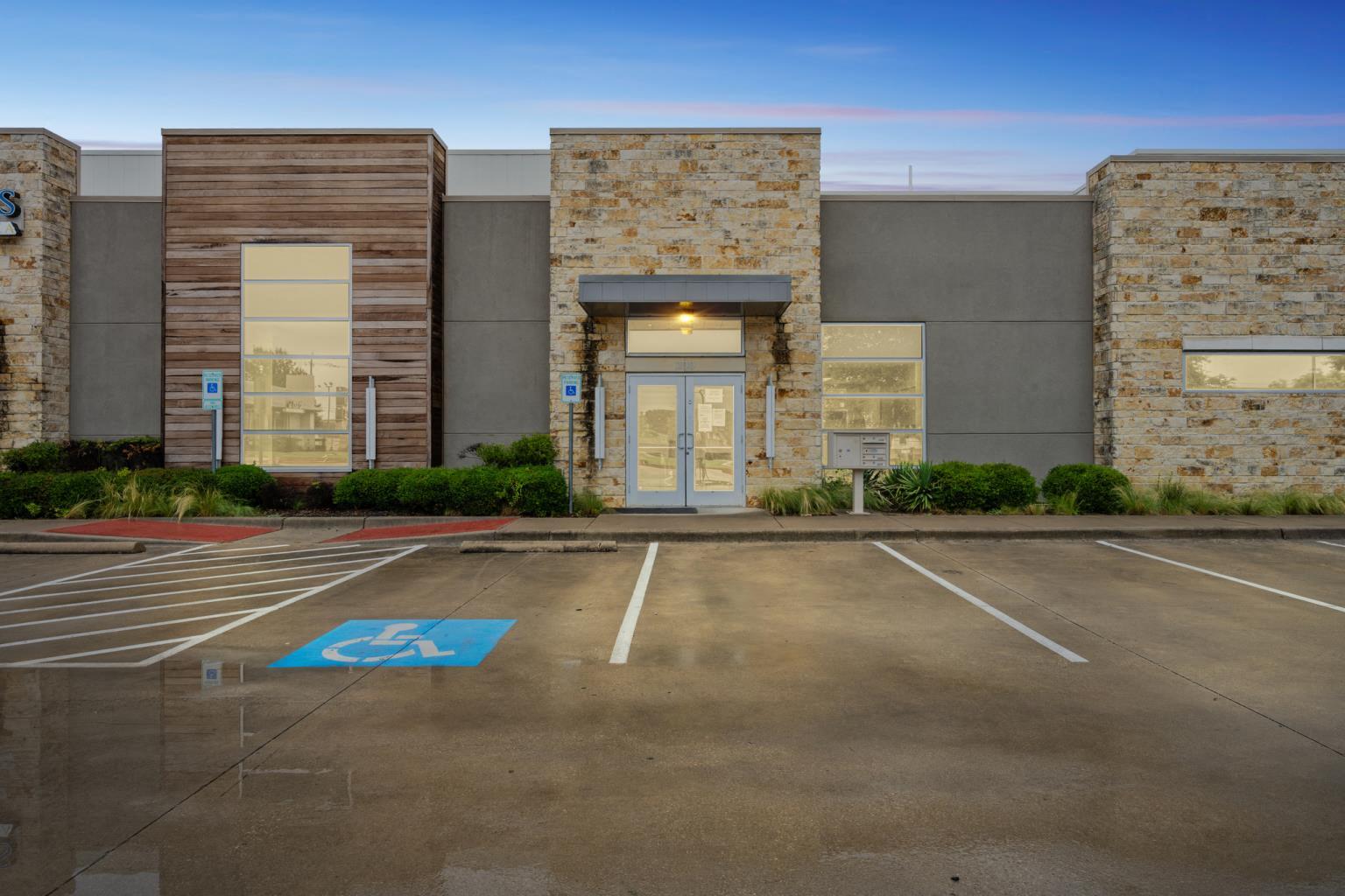 17980 Dallas Pky, Dallas, TX à louer Photo de l’immeuble– Image 1 sur 18