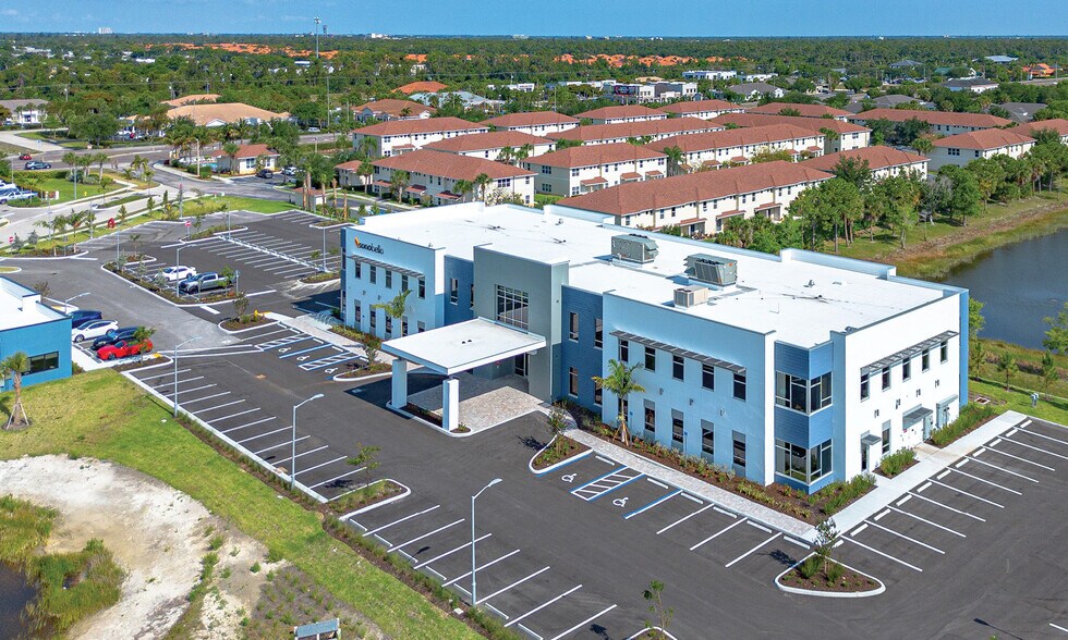 14540 Hope Center Loop, Fort Myers, FL à louer - Photo de l’immeuble – Image 2 sur 12