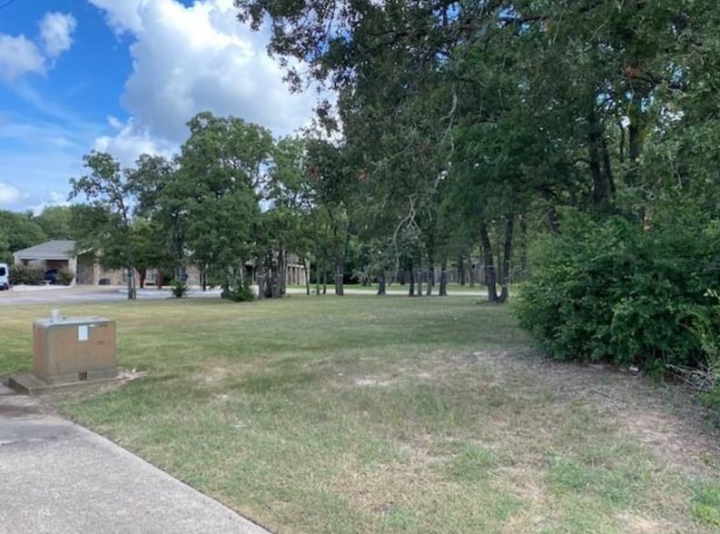 1308 W Villa Maria, Bryan, TX à vendre - Photo principale – Image 1 sur 7