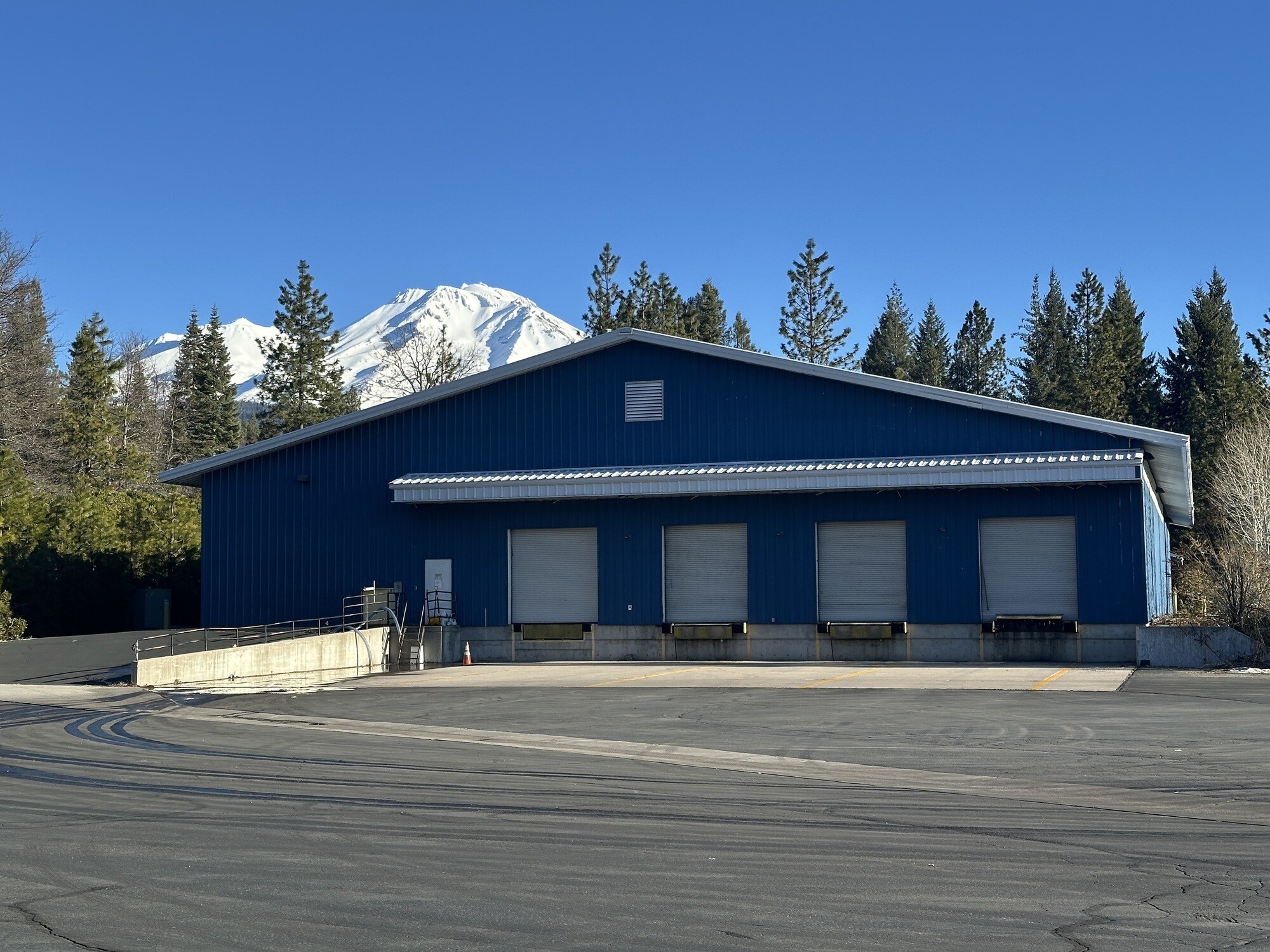 4015 S Old Stage Rd, Mount Shasta, CA à louer Photo de l’immeuble– Image 1 sur 20